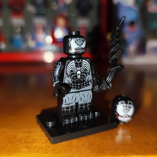 Venom Eddie Brock minifigure like new with accessories