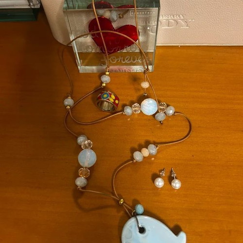 Long necklace with ceramic fish motif, pearl earrings and ring, new