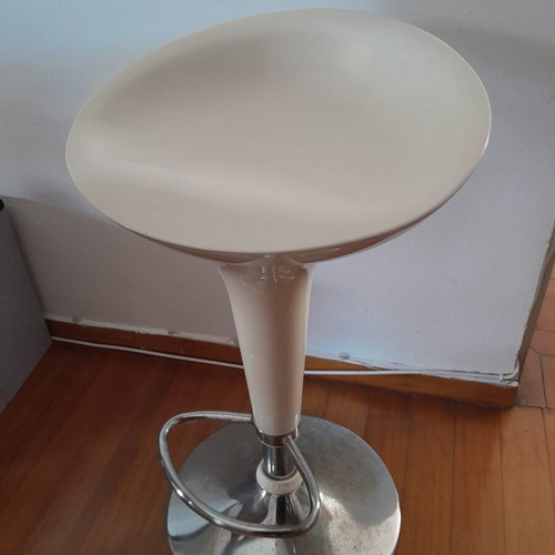 Bar stool with shock absorber used, beige/white color