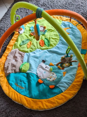 Baby gym 3-D activity quilt used, with 5 removable toys