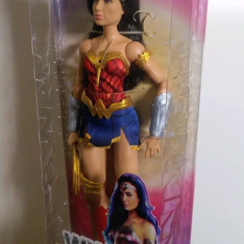 Wonder Woman κούκλα καινούργια με ελαφρώς ταλαιπωρημένη συσκευασία