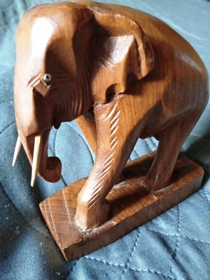 Wooden elephant sculpture like new, height 14 cm and width 14 cm