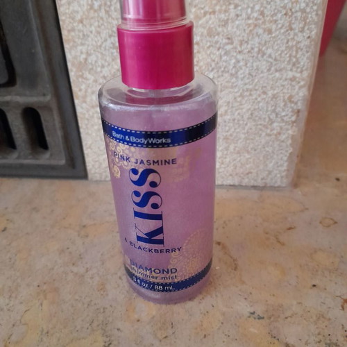 Bath and Body Works Shimmer Mist Kiss and Blueberry like new