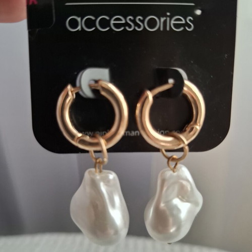 Earrings with irregular faux pearls new, white and gold tone