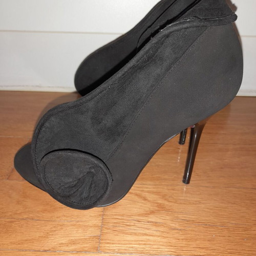 Paris Hilton black pumps with flower design 10 cm heels like new