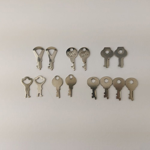 Lot of 14 old keys for suitcases and boxes used