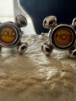 Μανικετόκουμπα Hot & Cold σαν καινούργια, πρωτότυπο σχέδιο βρύσης