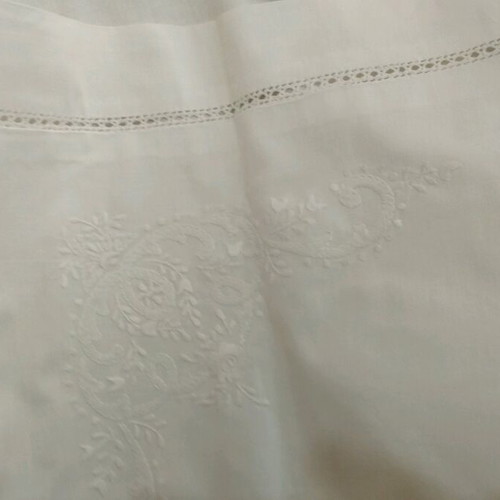 Bed sheet set with embroidery like new, fitted sheet and 2 pillowcases