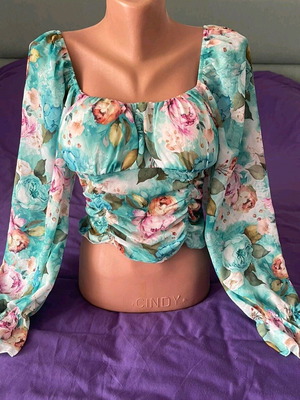 Crop floral top like new, one size multicolor