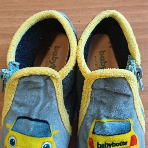 Babybotte boys slippers with zipper like new, size 25, gray and yellow