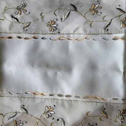Table linen set like new, 12 small doilies, 2 small squares, 1 large square, 1 rectangular