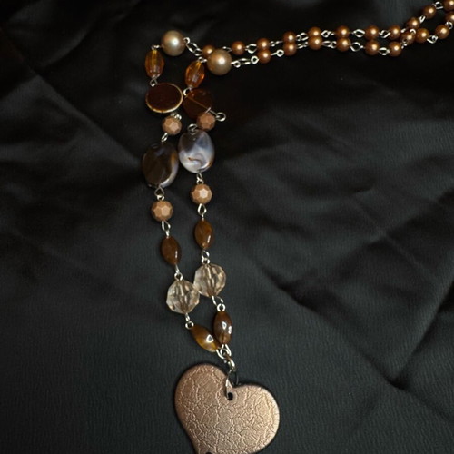 Heart-shaped necklace like new, brown