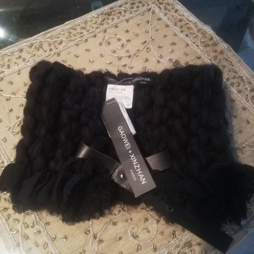 Wool collar with leather detail brand new