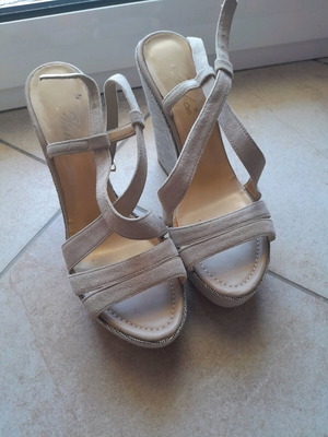 Device beige platform sandals size 38 like new