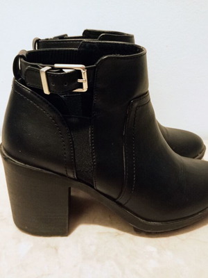 Bershka Black ankle boots used with thick 8 cm heel