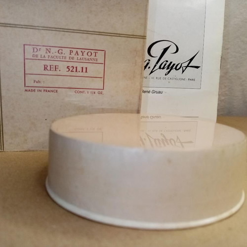 Vintage Nimbe De Beaute powder box like new, collectible