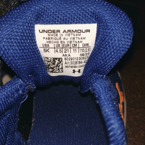Under Armour Binf Assert Kids Shoes like new, blue