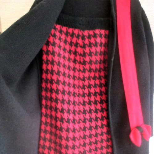 Knitted suit and sweater used, medium, black and red