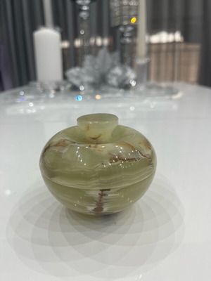 Onyx jewelry box like new, elegant decoration
