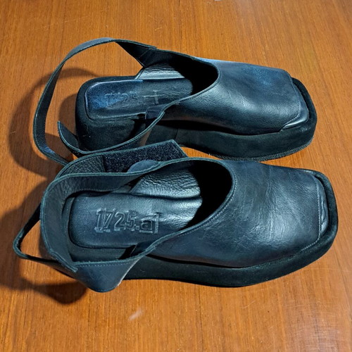 1725.a leather platform sandals like new, black, size 38
