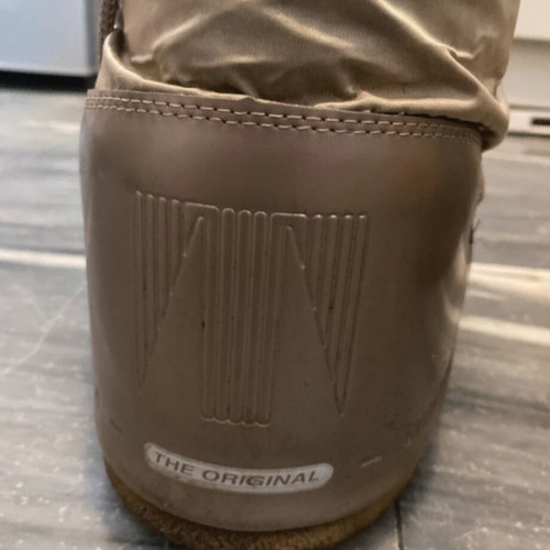 Moin Boot womens snow boots Platinum like new, size 42/44