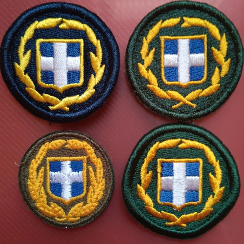 Cap badges like new, pack of 4