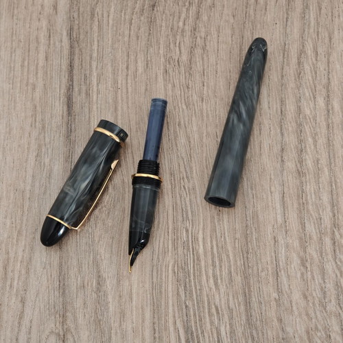Daniel Hechter Writing Pen like new