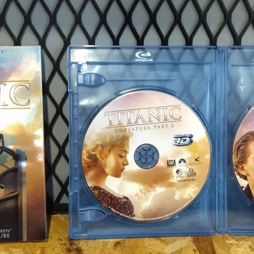 Titanic Blu-Ray 3D and 2D like new, triple disc set