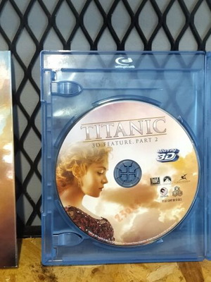 Titanic Blu-Ray 3D and 2D like new, triple disc set