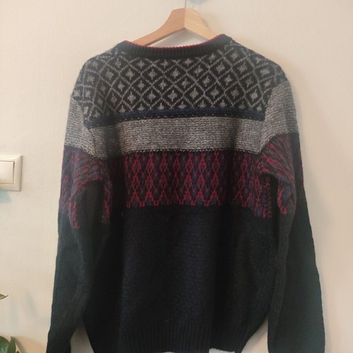 Iceland men's sweater like new size L multicolor