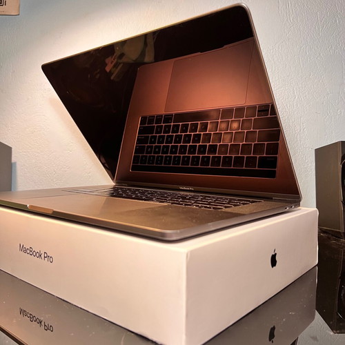 MacBook Pro 15" 2017 i7 2.8Ghz/16GB/Radeon Pro 555 2GB/256GB