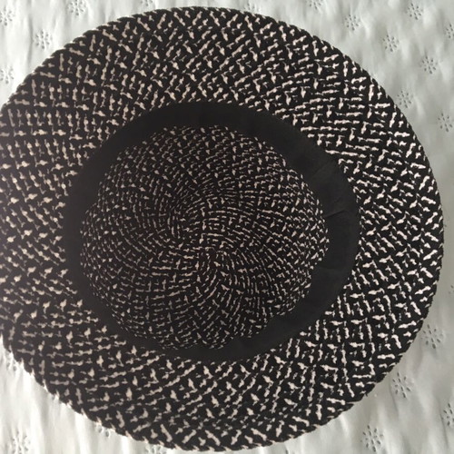Hat black and white like new, size S, 55cm circumference