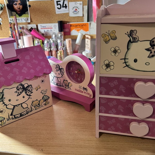 Sanrio Hello Kitty Jewelry Box like new, pink with mirror