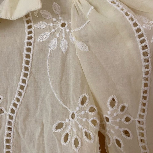 Long-sleeve spring shirt sugar color like new, guipure