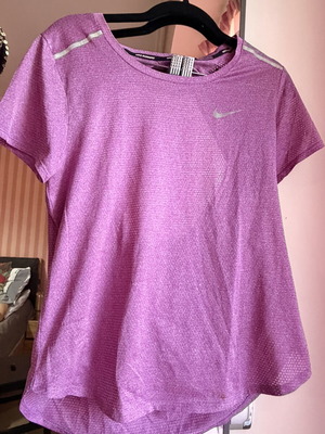 Nike Dri-FIT γυναικείο αθλητικό μπλουζάκι μωβ μέγεθος S σαν καινούργιο με ανακλαστικές λεπτομέρειες