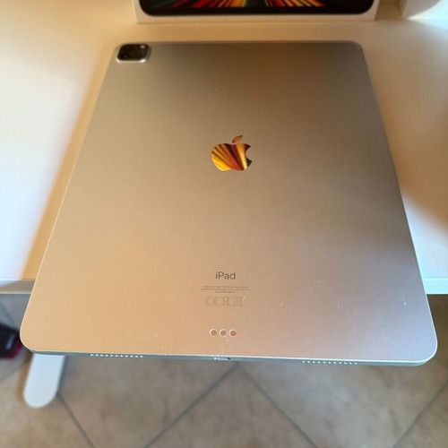 iPad Pro 12.9 M1 5th Generation 2021 like new with Magic Keyboard and Apple Pencil