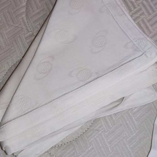 Tablecloth set with 12 napkins used, white
