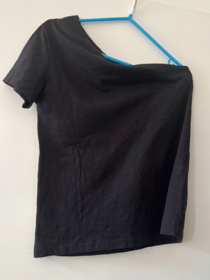 H&M black top size S like new with one sleeve
