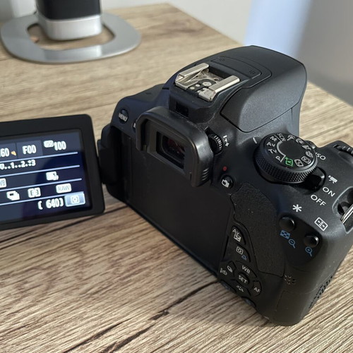 Canon 700D camera like new, approx. 5000 clicks