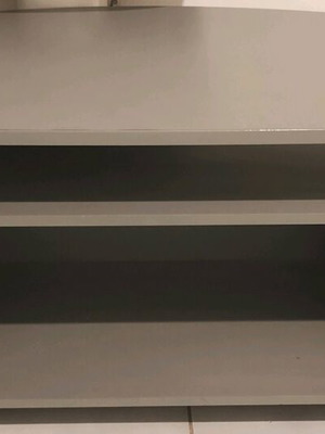 Έπιπλο τηλεόρασης ασημί με ράφι 50x90x60cm σε καλή κατάσταση