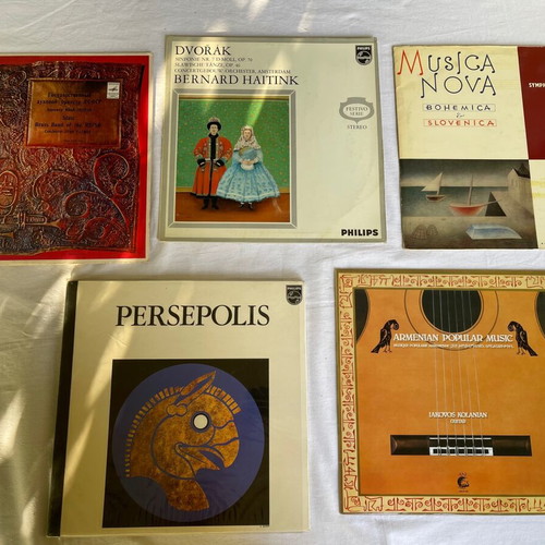 Set of 5 vinyl records used, traditional music