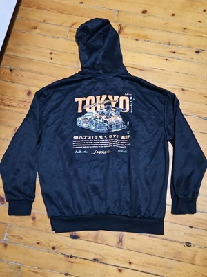 Tokyo φούτερ με κουκούλα και γραφικό αυτοκινήτου σε μαύρο, μέγεθος L