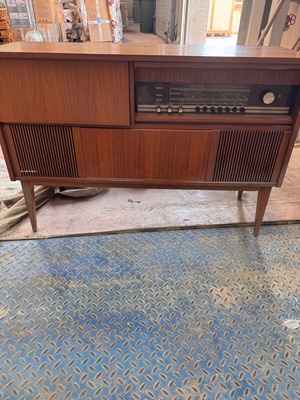 Κονσόλα FM Grundig μεταχειρισμένη με ράγισμα σε μία γωνία