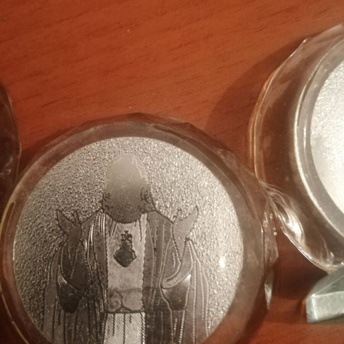 Small religious desk icons: Virgin Mary, Jesus, Crucifixion