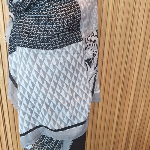 Scarf used, soft, white and gray