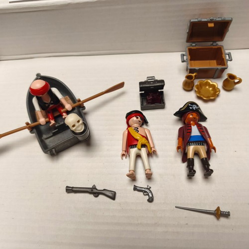 Pirates playset with boat, 3 figures and treasure chests like new