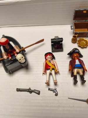Pirates playset with boat, 3 figures and treasure chests like new