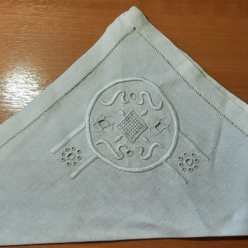 Τραπεζομάντηλο λινό vintage μεταχειρισμένο με κεντητά πετσετάκια