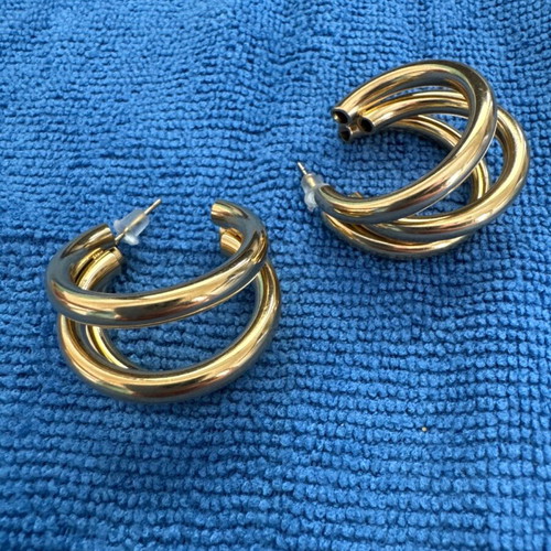 Fashion costume earrings in gold like new