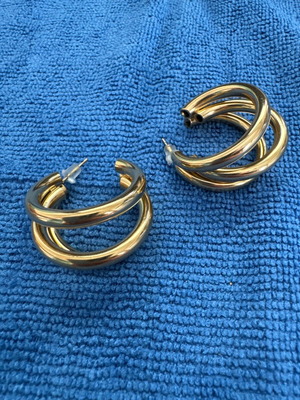 Fashion costume earrings in gold like new